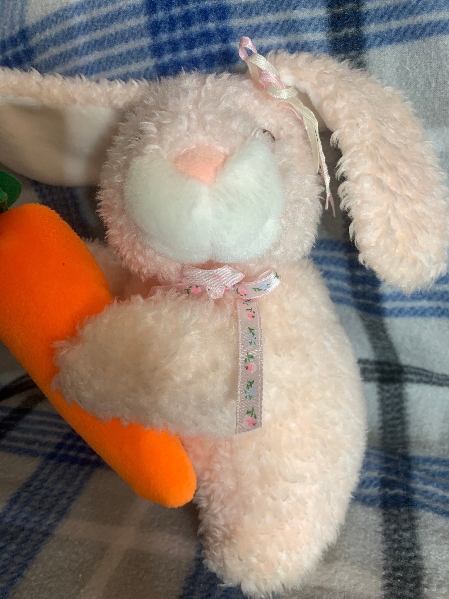 Kellytoy Pink And White Easter Bunny Rabbit Holding A Big Carrot. Adorable Original Ribbons! EUC!