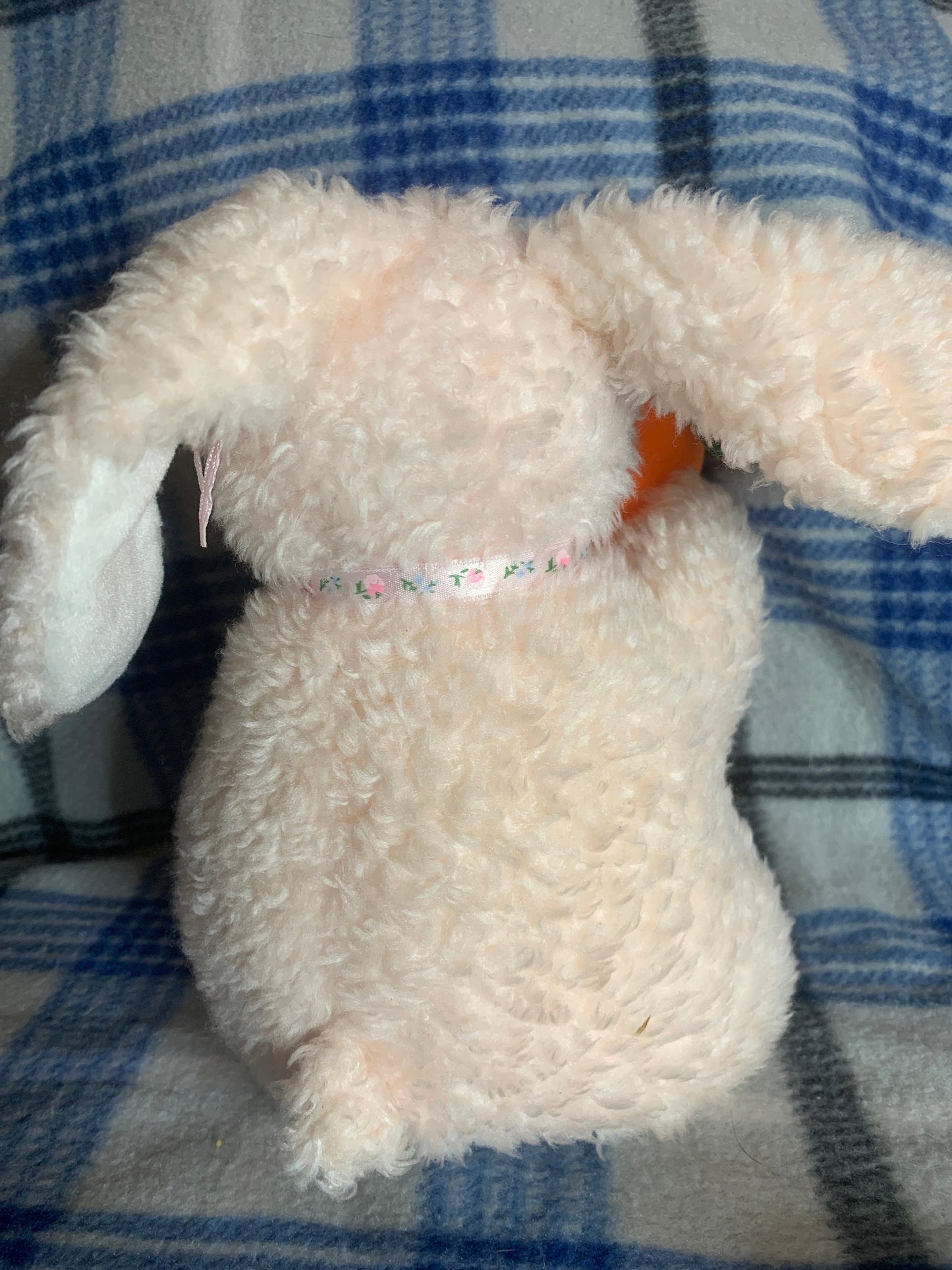 Kellytoy Pink And White Easter Bunny Rabbit Holding A Big Carrot. Adorable Original Ribbons! EUC!